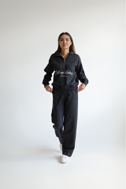 Костюм из трикотажа спортивного плана